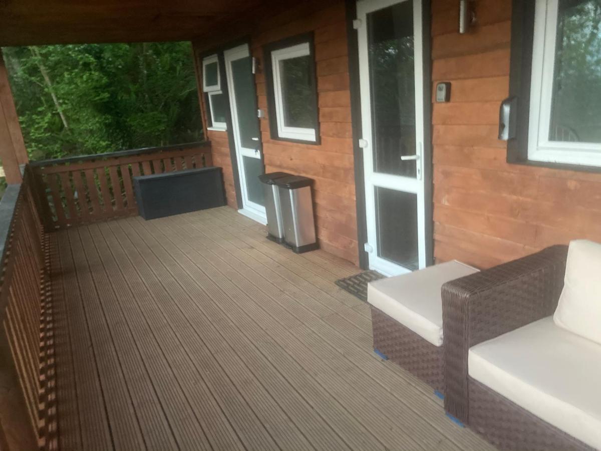 Kabin In The Woods Llandybie Exteriör bild