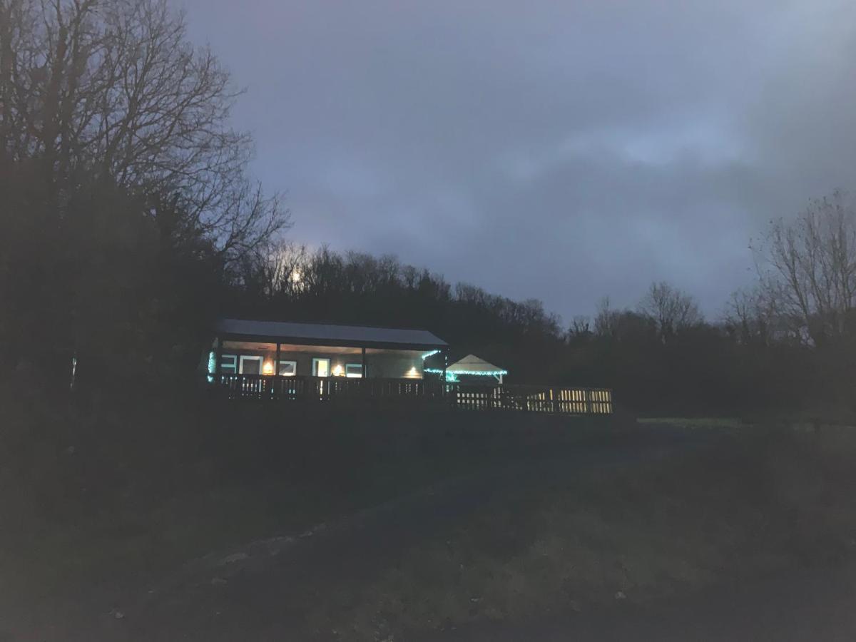 Kabin In The Woods Llandybie Exteriör bild