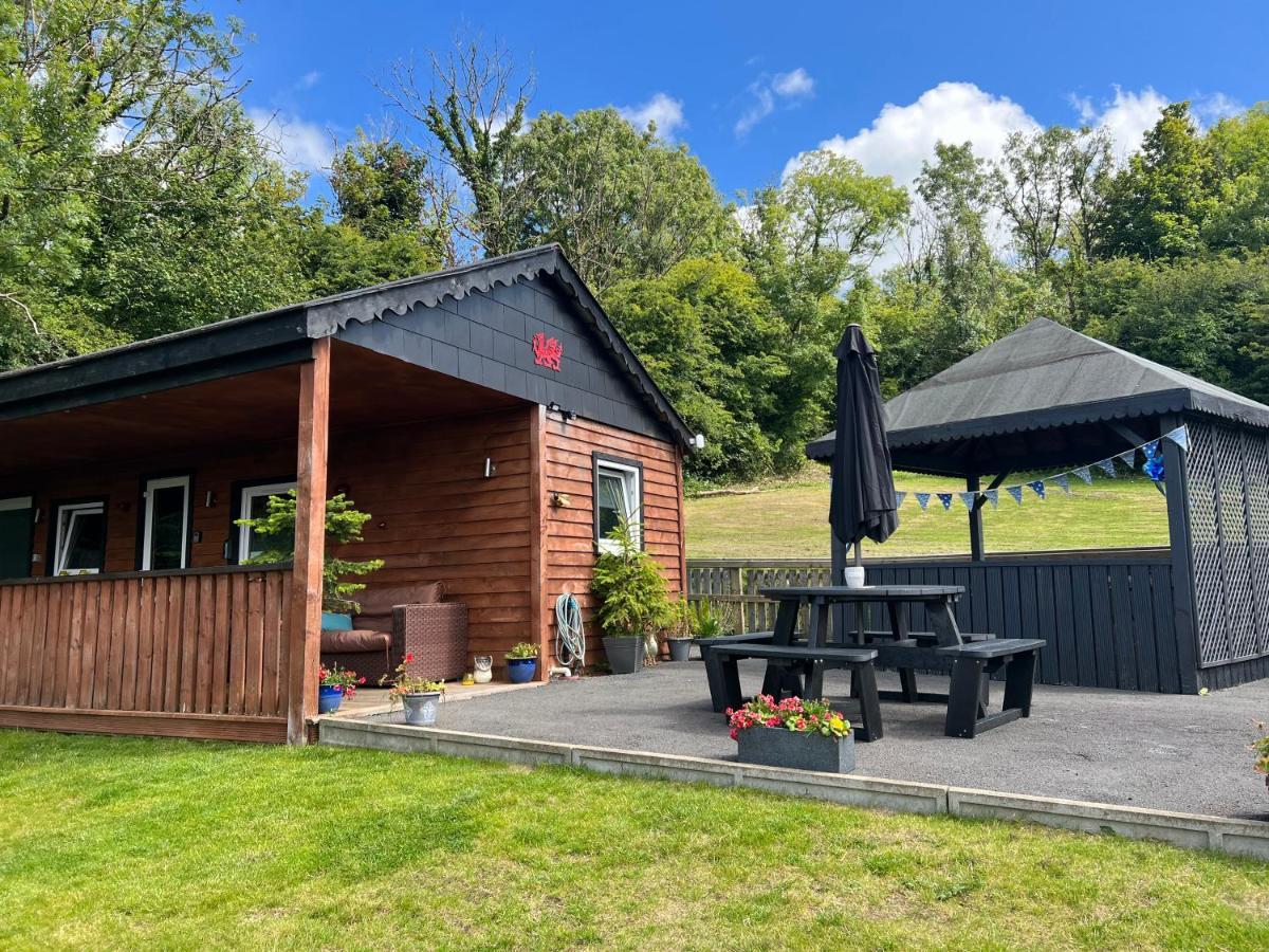Kabin In The Woods Llandybie Exteriör bild