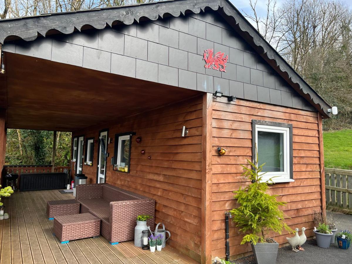 Kabin In The Woods Llandybie Exteriör bild